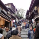 清水2丁目 清水寺に至る道は土産物屋が並ぶ。