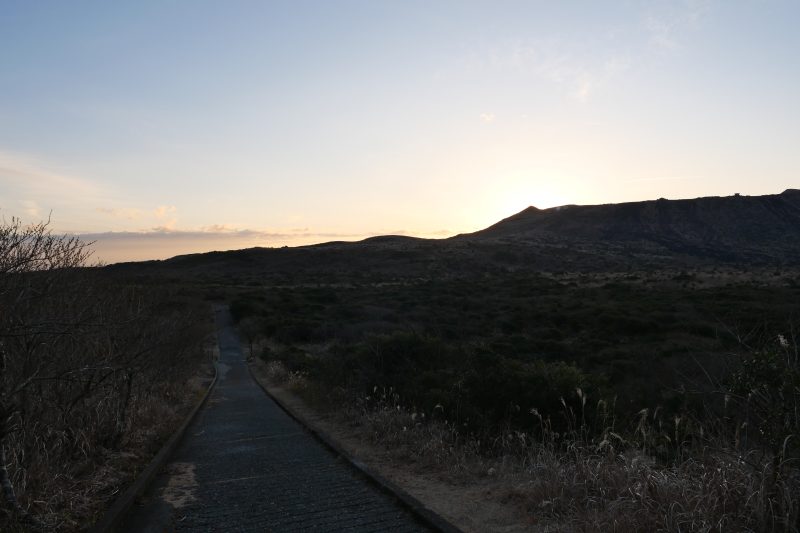 三原山の山頂へ